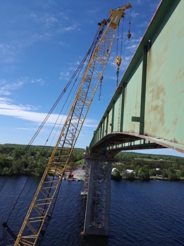 Cranes preparing hook-up for removal