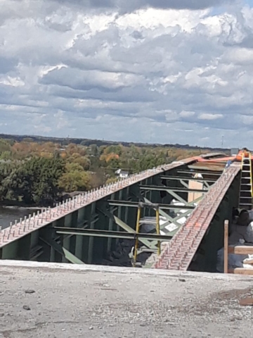 Deck removed, preparing girders for removal