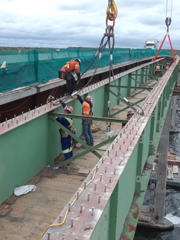 Connecting the rigging for girder removal