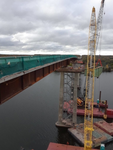 Hammer Head girder being lowered