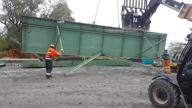 Partial girder being laced to be dismantled