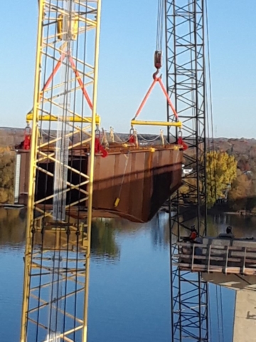 Hammer Head girder being lifted on to the pier cap