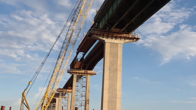 Approach girder being lowered to be connected to the Hammer Head girder