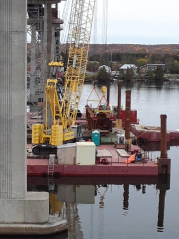 Hammer Head girder and cranes in place ready for the lift