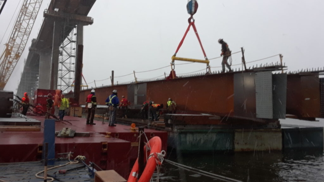 Preparing the final girder section for the lift