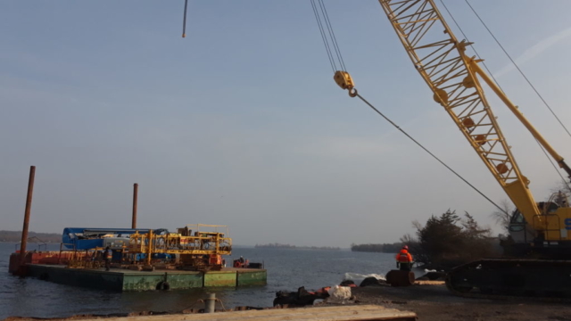 Barge containing the concrete finisher arriving at the dock