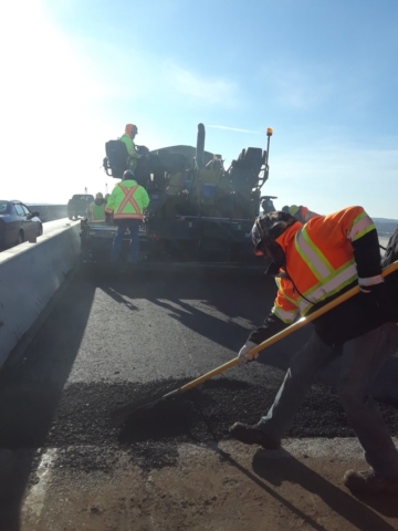 Placing binder asphalt on the deck