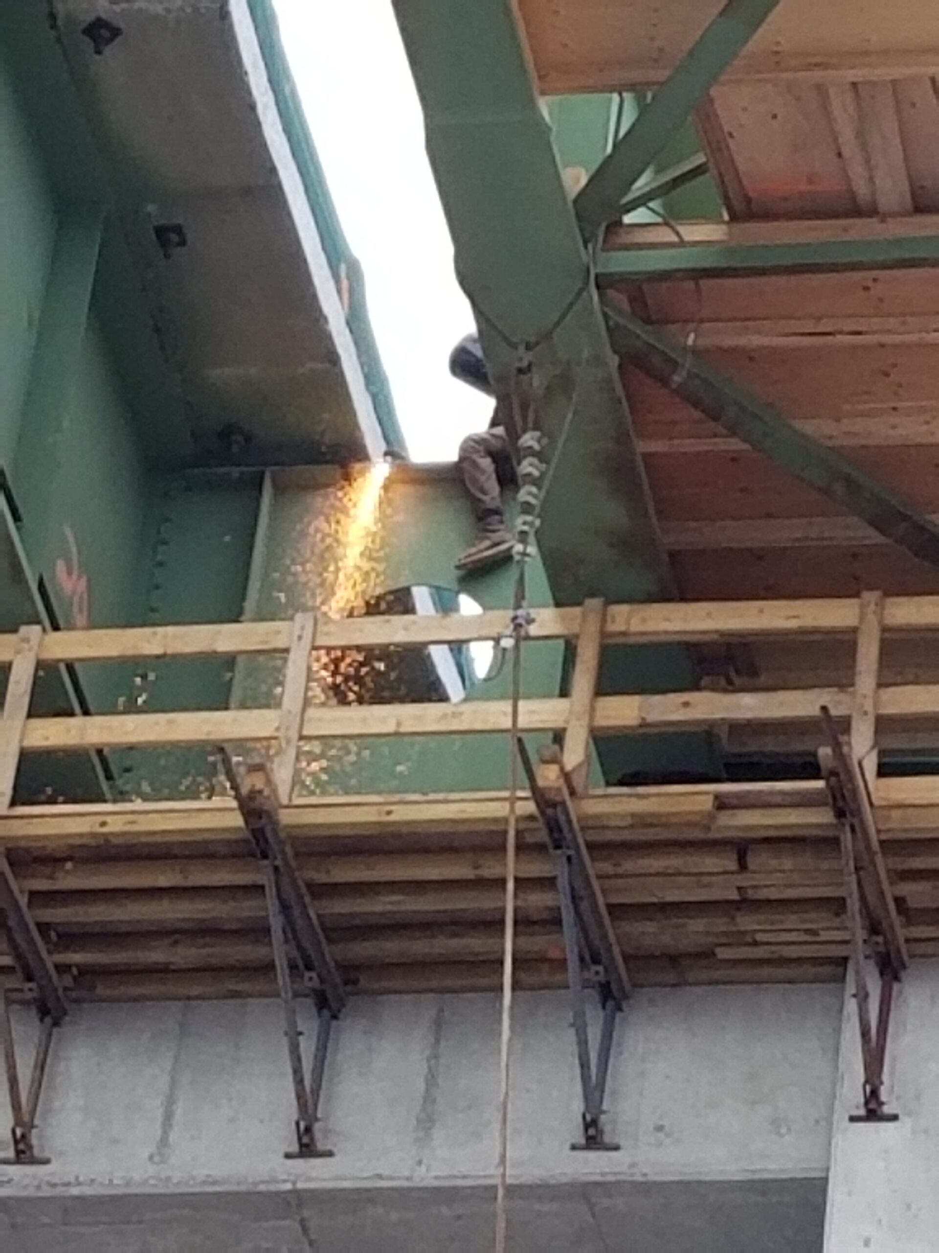Cutting the diaphragm for the final girder removal