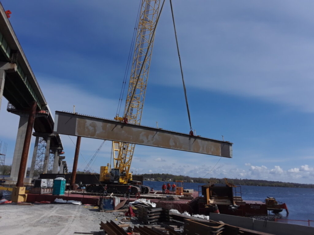 200 ton crane moving the approach girder piece to the barge