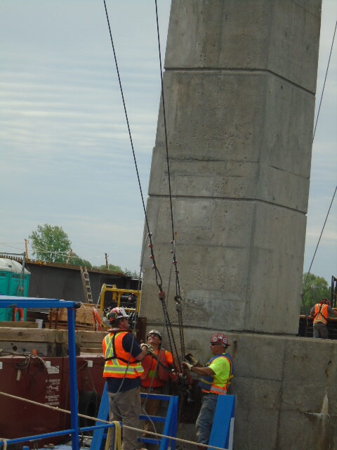 Connecting the support cables for the haunch girder