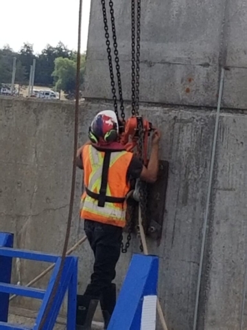 Releasing the support cables on the haunch girder