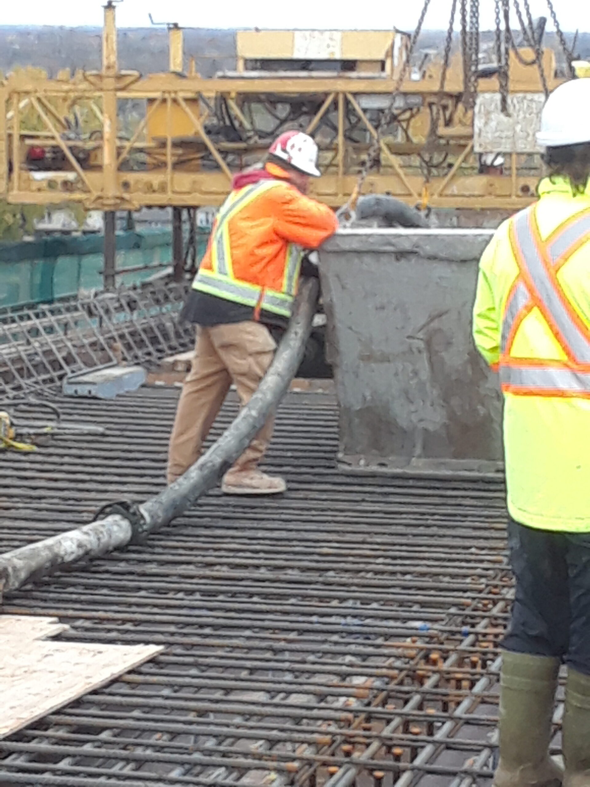 Offloading concrete slurry before concrete placement