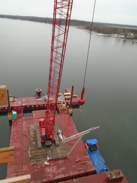 Lowering the support bracket to the barge