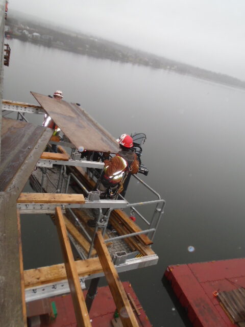 Removing the work platform using the Magni lift on the barge