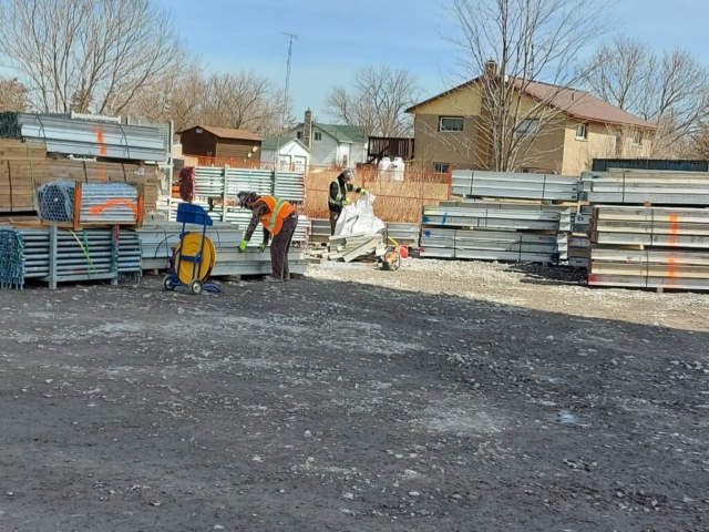 Preparing the containment scaffolding for deck removal