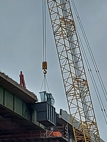 Containment bin and containment screens