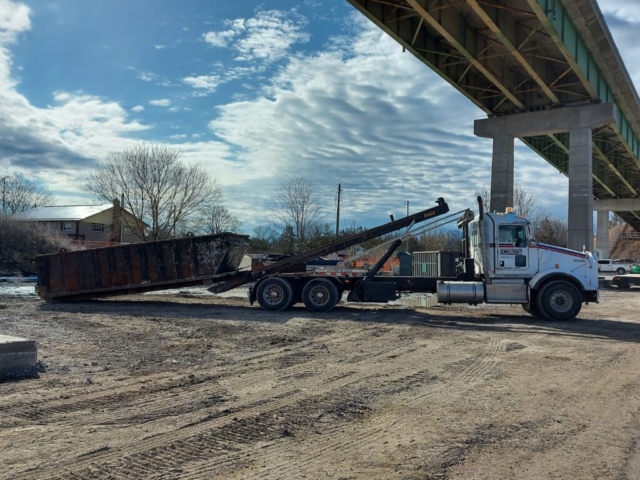 Offloading the bin for the sorted concrete rubble