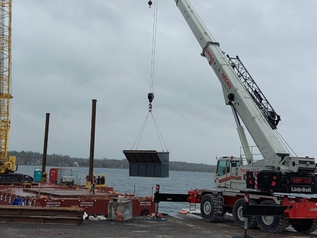 160 ton crane removing the containment bin from the barge