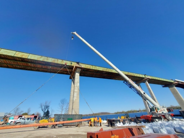 Preparing the spreader bar for the first girder removal