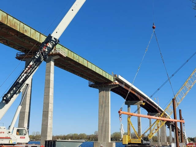 Lowering the spreader bar onto the barge for girder removal