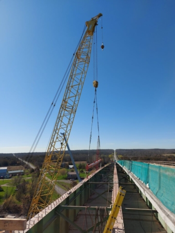 Top view of the spreader bar attached to the girder between piers 11 and 12, ready for removal