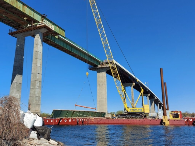 Lowering the approach girder onto the barge