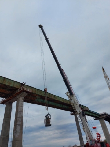 160 ton crane, lifting tanks and torches for girder removal