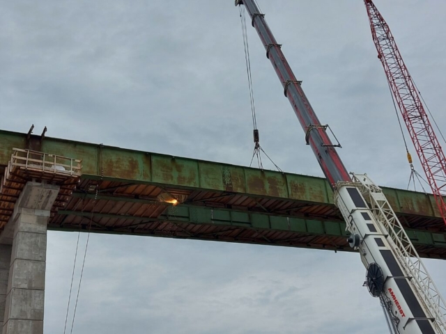 Torch cutting the girder brackets, 300 ton hydraulic crane