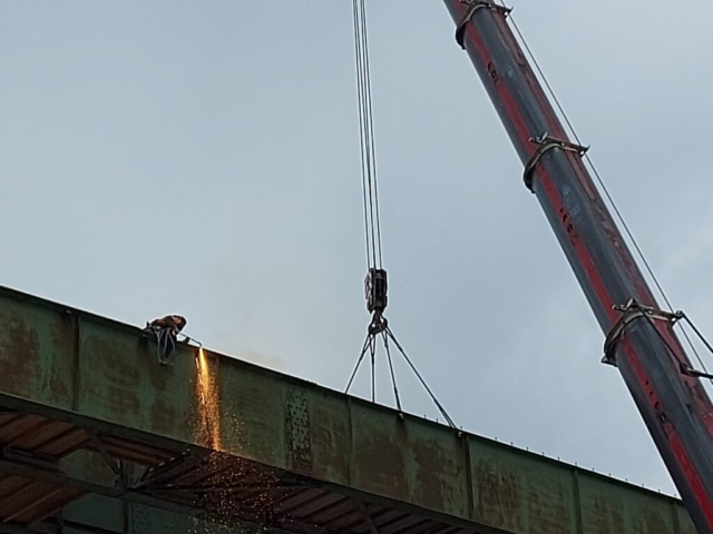 Final cuts on the top flange before girder removal