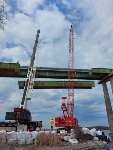 Drop-in girder being lowered by the 300 and 160 ton cranes