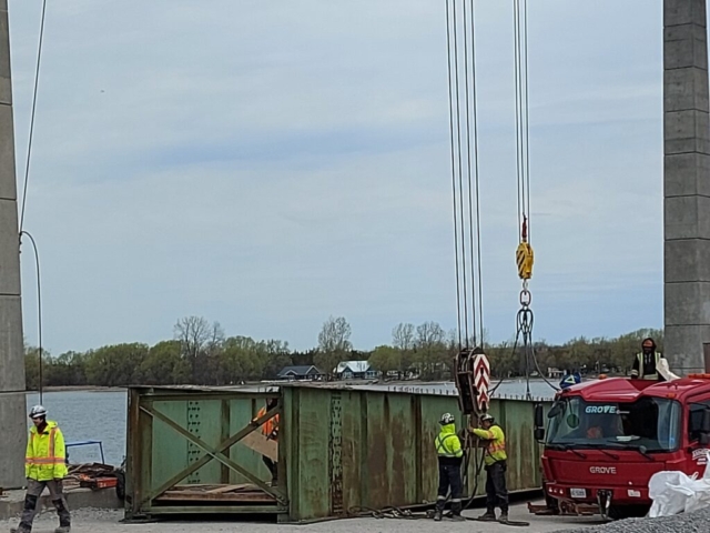 Unhooking the removed girder from the cranes