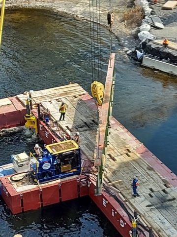 Lowering the haunch girder onto the barge