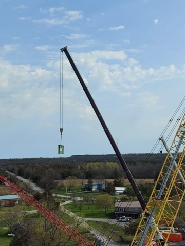 300 ton crane lowering the haunch diaphragm to the shore