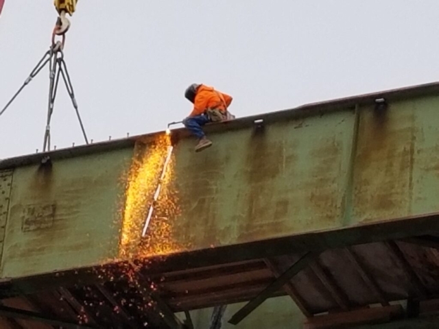 Close-up of approach girder top flange cut between piers 13 and 14