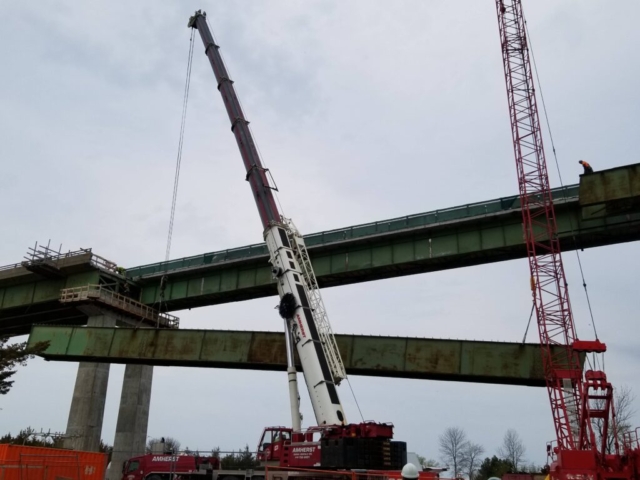 Lowering the second approach girder with the 300 and 110 ton cranes