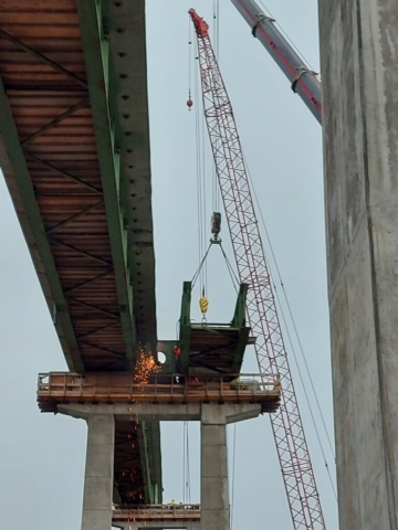 Pier 13 haunch hooked up to 110 and 300 ton cranes, torch cutting the diaphragm