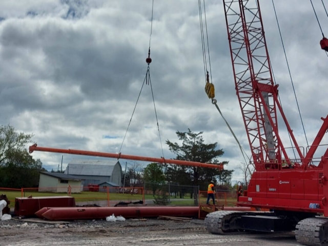 Lifting the spreader bar in preparation for the arrival of girder sections