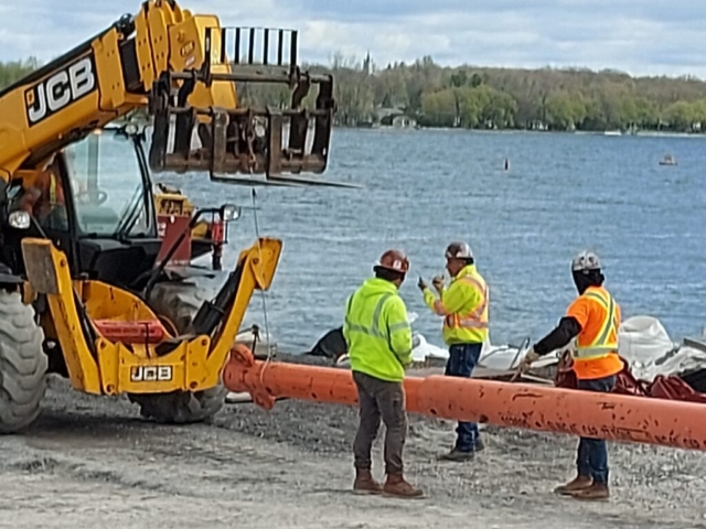 Preparing the spreader bar for the girder arrivals