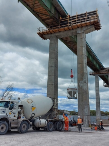 Expanded view, lowering the empty hopper to be filled