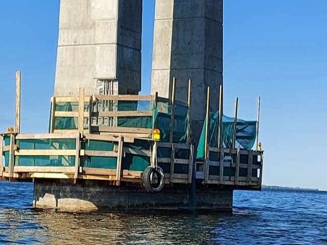 Containment and platform on pier 6