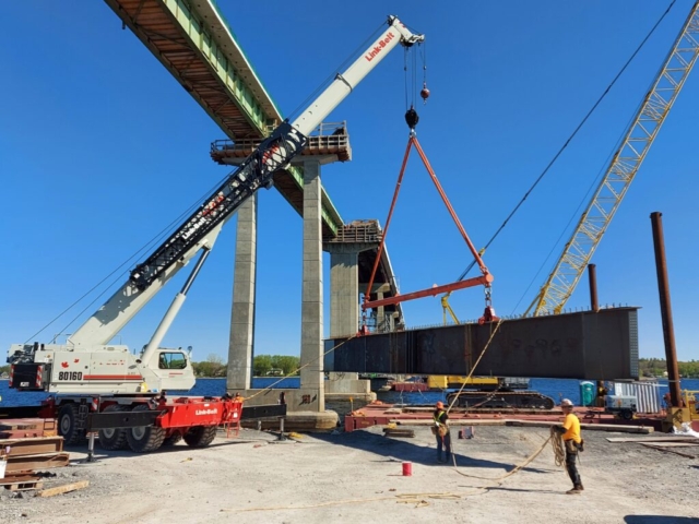 160 ton hydraulic crane moving the first piece of haunch girder to the barge