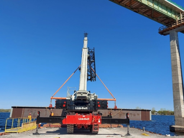 160 ton crane moving the first piece of the haunch girder to the barge