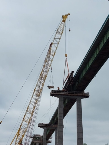 110 ton crane lowering materials for the haunch installation