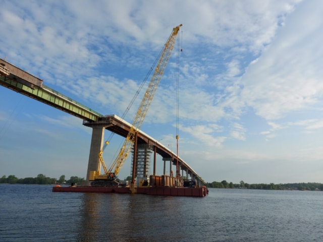 200 ton crane and first approach girder piece on the barges for installation