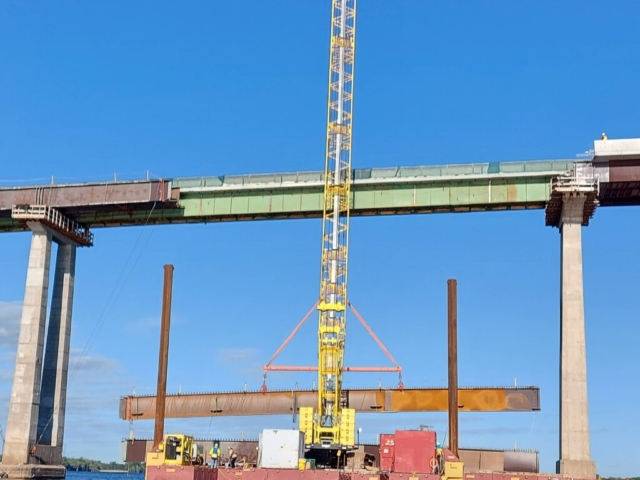 Starting to lift the first approach girder piece with the 200 ton crane