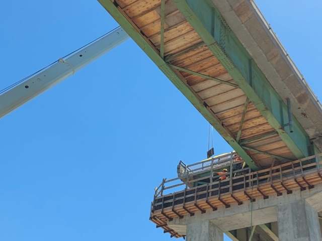 160 ton hydraulic crane lowering the bearing plate to pier cap 14 for installation