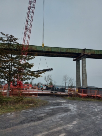 Lowering the removed expansion joint from the barge