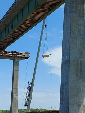 160 ton hydraulic crane lowering materials used in installing the girder bracing