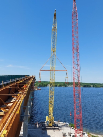 Lowering the spreader bar with the 200 ton crane