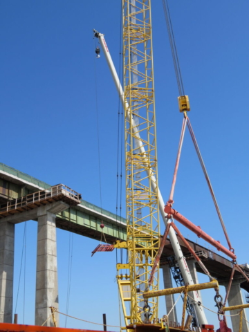 160 ton hydraulic crane lifting the ladders to the girder section for installation